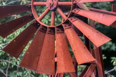 Bahçe süsü olarak kullanılan ev yapımı yel değirmeni kırmızısı. Ön bahçede parlak kırmızı bir yel değirmeni var.