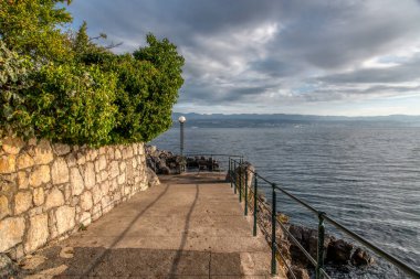 Lovran, Istria, Hırvatistan. Eski tatil köyü boyunca pitoresk setler