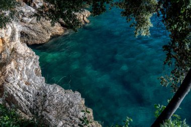 Bir Lovran, Lovran kıyı şeridi manzara Kvarner Bay, Hırvatistan'ın Batı kıyısında yer alan