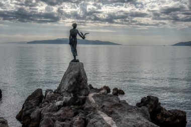 Martılı Maiden'ın tarihi heykeli sadece Opatija'nın değil, tüm Kvarner bölgesinin de sembolüdür. Adriyatik kıyısındaki heykel, Hırvatistan, Avrupa'daki turistik Opatija kasabasında yer alıyor.
