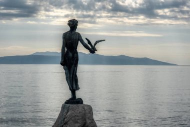 Martılı Maiden'ın tarihi heykeli sadece Opatija'nın değil, tüm Kvarner bölgesinin de sembolüdür. Adriyatik kıyısındaki heykel, Hırvatistan, Avrupa'daki turistik Opatija kasabasında yer alıyor.