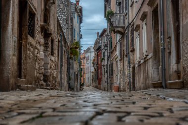 Eski tarihi rüya gibi sokaklar. Romantik bir turistik bölgede güzel evler ve iş yerleri. Rovinj, Istria, Hırvatistan 'da güzel manzaralı sokaklar ve küçük meydanlar