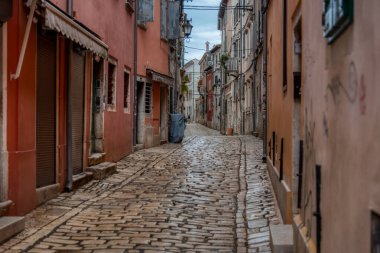 Eski tarihi rüya gibi sokaklar. Romantik bir turistik bölgede güzel evler ve iş yerleri. Rovinj, Istria, Hırvatistan 'da güzel manzaralı sokaklar ve küçük meydanlar