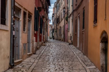 Eski tarihi rüya gibi sokaklar. Romantik bir turistik bölgede güzel evler ve iş yerleri. Rovinj, Istria, Hırvatistan 'da güzel manzaralı sokaklar ve küçük meydanlar
