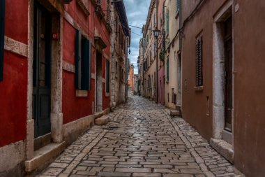 Eski tarihi rüya gibi sokaklar. Romantik bir turistik bölgede güzel evler ve iş yerleri. Rovinj, Istria, Hırvatistan 'da güzel manzaralı sokaklar ve küçük meydanlar