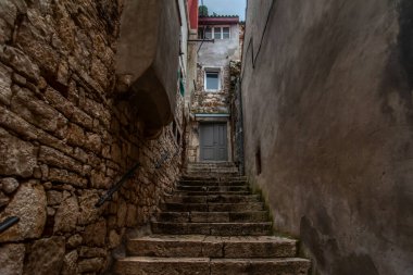 Eski tarihi rüya gibi sokaklar. Romantik bir turistik bölgede güzel evler ve iş yerleri. Rovinj, Istria, Hırvatistan 'da güzel manzaralı sokaklar ve küçük meydanlar