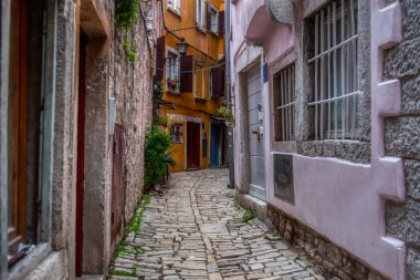 Eski tarihi rüya gibi sokaklar. Romantik bir turistik bölgede güzel evler ve iş yerleri. Rovinj, Istria, Hırvatistan 'da güzel manzaralı sokaklar ve küçük meydanlar