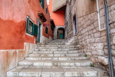 Eski tarihi rüya gibi sokaklar. Romantik bir turistik bölgede güzel evler ve iş yerleri. Rovinj, Istria, Hırvatistan 'da güzel manzaralı sokaklar ve küçük meydanlar