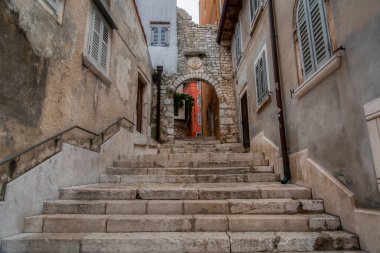 Eski tarihi rüya gibi sokaklar. Romantik bir turistik bölgede güzel evler ve iş yerleri. Rovinj, Istria, Hırvatistan 'da güzel manzaralı sokaklar ve küçük meydanlar