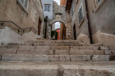 Eski tarihi rüya gibi sokaklar. Romantik bir turistik bölgede güzel evler ve iş yerleri. Rovinj, Istria, Hırvatistan 'da güzel manzaralı sokaklar ve küçük meydanlar