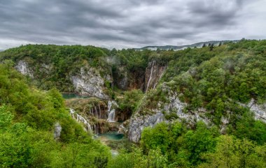 Plitvice Gölleri Ulusal Parkı 'nın cennet şelalelerinin huzurlu manzarası. Hırvat ünlü tatil beldesi.