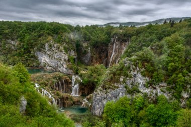 Plitvice Gölleri Ulusal Parkı 'nın cennet şelalelerinin huzurlu manzarası. Hırvat ünlü tatil beldesi.