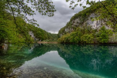 Plitvice Gölleri Ulusal Parkı 'nın cennet şelalelerinin huzurlu manzarası. Hırvat ünlü tatil beldesi.