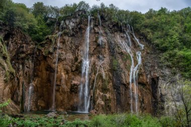 Plitvice Gölleri Ulusal Parkı 'nın cennet şelalelerinin huzurlu manzarası. Hırvat ünlü tatil beldesi.