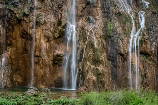 Plitvice Gölleri Ulusal Parkı 'nın cennet şelalelerinin huzurlu manzarası. Hırvat ünlü tatil beldesi.