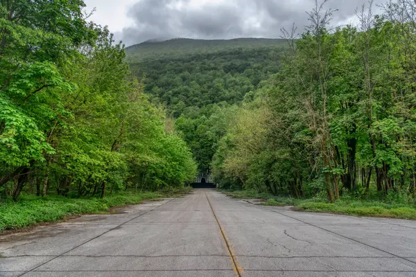 Yeraltı hava üssü Zeljava 'nın kalıntıları, Bihac. Pist. Bosna-Hersek ile Hırvatistan arasındaki sınırdaki eski askeri havaalanı.