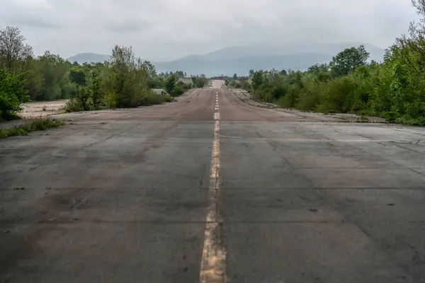 Yeraltı hava üssü Zeljava 'nın kalıntıları, Bihac. Pist. Bosna-Hersek ile Hırvatistan arasındaki sınırdaki eski askeri havaalanı.