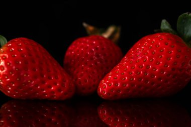 Siyah arka planda taze çilek. Görüntüyü kapat