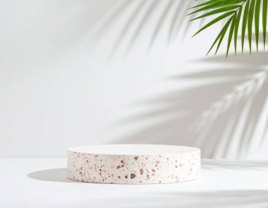 Yuvarlak Taş Tabanlı Sıcak Beyaz Kurulum ve Yumuşak Yeşil Yapraklar