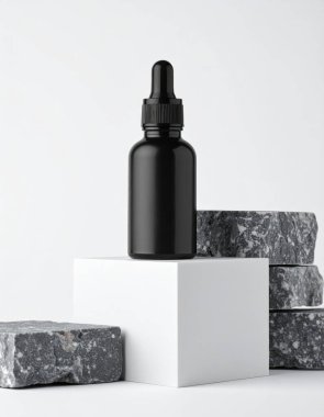 Beyaz tarafsız arkaplanı olan bir taş kaldırımda siyah damlalar.