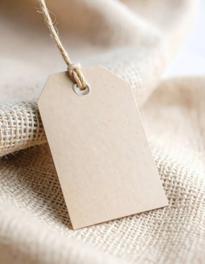 Çuval bezi kumaşında boş beyaz kağıt etiketi