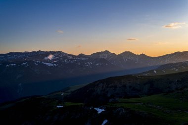 Avrupa 'da dağların üzerinden gün doğumu