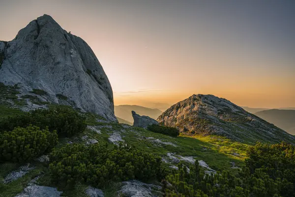 Romanya'da Dağların üzerinden gündoğumu