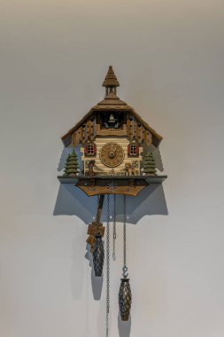 Duvarda eski bir saat var.