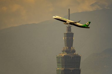 Uçak havada ve Taipei 101 arkada.