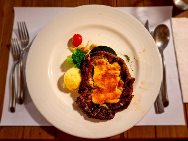 Patates püresi, brokoli, domates ve sarımsaklı biftek.