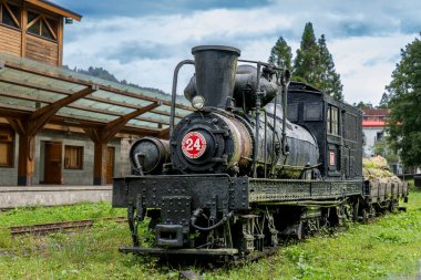 Tayvan 'da eski bir buhar treni lokomotifi