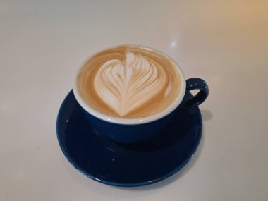 Sabahları kahve, sütlü kahve.