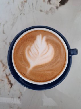 Sabahları kahve, sütlü kahve.