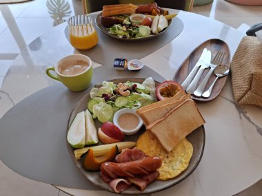 Sabahleyin otelde kahvaltı.