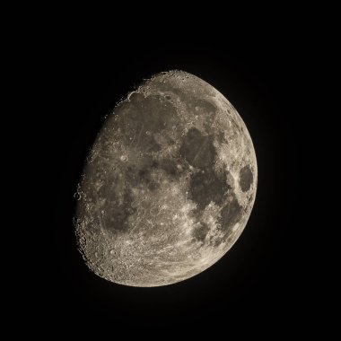 karanlık bir arka plan üzerinde moon