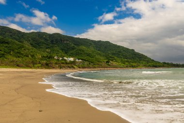 Jialeshuei Sahili, Kenting, Manzhou, Pingtung, Tayvan 'da dalgalar.