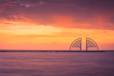 Günbatımında Yaşam Ağacı Tainan, Tayvan 'da bir turistik cazibe merkezi..
