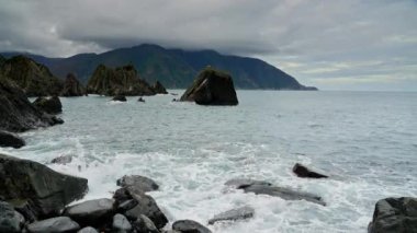 Tayvan 'ın sahil şeridi yarasındaki kayalara su çarptı.