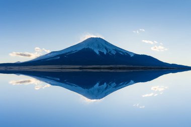 Fuji Dağı, Yamanakako Gölü 'nün mavi saat yansıması.