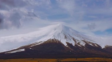 Fuji Dağı ve bulutların zamanı