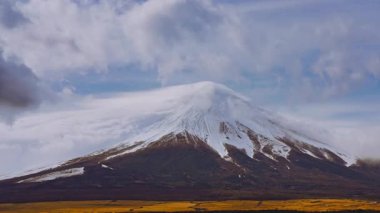 Fuji Dağı ve bulutların zamanı