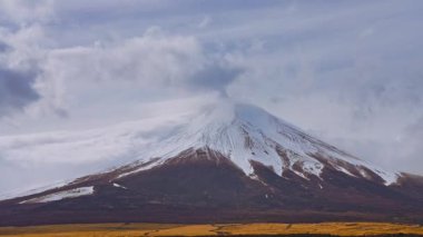Fuji Dağı ve bulutların zamanı