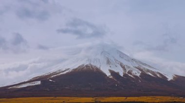 Fuji Dağı 'nın zamanı ve bulutlar yavaşça hareket ediyor.
