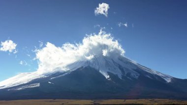Fuji Dağı 'nın zamanı ve zirvedeki bulutlar 