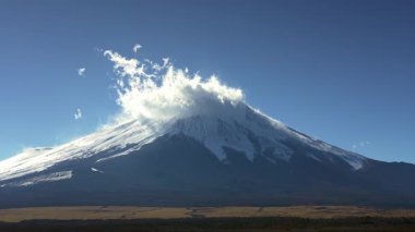 Fuji Dağı 'nın zamanı ve zirvedeki bulutlar 