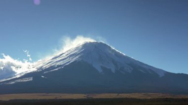 Fuji Dağı 'nın zamanı ve zirvedeki bulutlar 