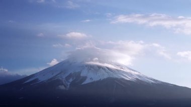 Fuji Dağı 'nın zamanı ve zirvenin üzerindeki bulutlar 