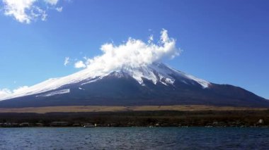 Japonya 'daki Fuji Dağı ve Yamanakako Gölü' nün zamanı.