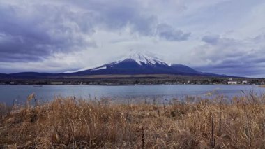 Japonya 'da bulutlu bir günde Yamanakako Gölü ve Fuji Dağı.