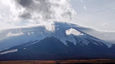 Japonya 'daki Fuji Dağı' nın üzerinde bulutların güzel zamanlaması